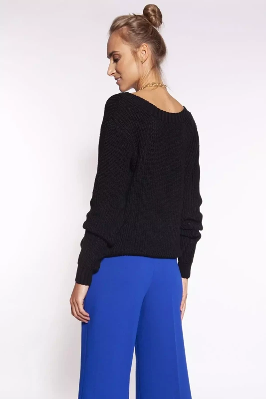 czarny-sweter-o-modnym-kroju-z-dekoltem-v-w-czarnym-kolorze.webp