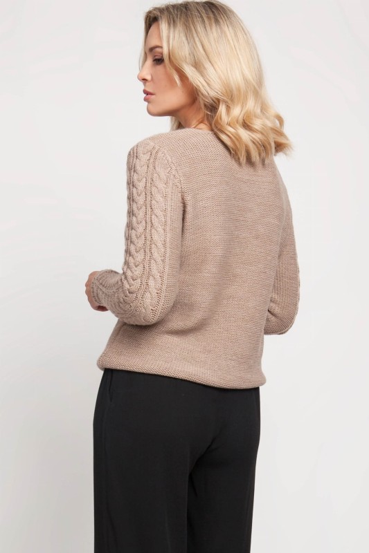 cieply-damski-sweter-brazowy-w-odcieniu-mocca-do-bioder-z-dekoltem-V-do-casualowych-stylizacji.jpg